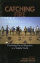 Catching Fire: Containing Forced Migration in a Volatile World (Program in Migration and Refugee Studies) - Van Nicholas Hear, Christopher McDowell