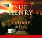 The Tooth of Time: A Maxie and Stretch Mystery Series - Sue Henry