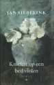 Knielen op een bed violen - Jan Siebelink