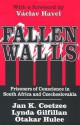 Fallen Walls: Prisoners of Conscience in South Africa and Czechoslovakia - Linda Gilfillan, Otakar Hulec, Lynda Gilfillan, Václav Havel, Linda Gilfillan