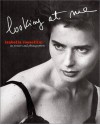 Isabella Rossellini: Looking At Me: On Pictures and Photographs - Peter Lindbergh, Bruce Weber, Kurt Markus, Wim Wenders, Isabella Rossellini, Michel Comte, Miles Aldridge, Sergio Alocci, Eve Arnold, Kevyn Aucoin, James Balog, Eric Boman, Jeff Bridges, Anton Corbijn, Fabrizio Ferri, Oberto Gili, Michel Haddi, Mary Hilliard, Horst Horst, D