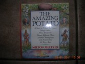 The Amazing Potato: A Story in Which the Incas, Conquistadors, Marie Antoinette, Thomas Jefferson, Wars, Famines, Immigrants, and French F - Milton Meltzer