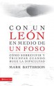 Con Un Leon En Medio de Un Foso: Como Sobrevivir y Triunfar Cuando Ruge La Dificultad - Mark Batterson