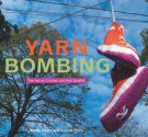 Yarn Bombing: The Art of Crochet and Knit Graffiti - Mandy Moore, Leanne Prain