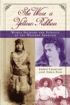 She Wore a Yellow Ribbon: Women Soldiers and Patriots of the Western Frontier - Chris Enss, JoAnn Chartier