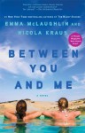 Between You and Me: A Novel - Emma McLaughlin, Nicola Kraus