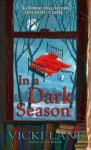 In a Dark Season (An Elizabeth Goodweather Appalachian Mystery #4) - Vicki Lane