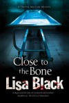 Close to the Bone: A Theresa MacLean Forensic Mystery - Lisa Black