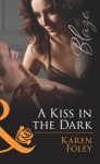 A Kiss in the Dark (Mills & Boon Blaze) (The Wrong Bed - Book 53) - Karen Foley