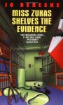 Miss Zukas Shelves the Evidence (Miss Zukas Mysteries) - Jo Dereske