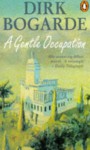 A Gentle Occupation (Penguin Fiction) (Spanish Edition) - Dirk Bogarde