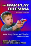 The War Play Dilemma: What Every Parent And Teacher Needs to Know (Early Childhood Education Series (Teachers College Pr)) (Early Childhood Education (Teacher's College Pr)) - Diane E. Levin, Nancy Carlsson-Paige
