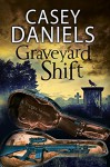 Graveyard Shift: A paranormal mystery (A Pepper Martin Mystery) - Casey Daniels