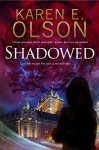 Shadowed: A thriller (A Black Hat Thriller) - Karen E. Olson