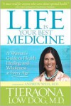 Life Is Your Best Medicine: A Woman's Guide to Health, Healing, and Wholeness at Every Age - Tieraona Low Dog, Andrew Weil