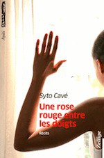 Une rose rouge entre les doigts - Syto Cavé