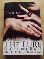 The Lure of Coloured Rocks and Jewellery: The Complete A to Z Guide of Gemstones and Jewellery - Steve Bennett