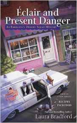 Éclair and Present Danger: An Emergency Dessert Squad Mystery - Laura Bradford