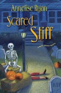 Scared Stiff (A Mattie Winston Mystery #2) - Annelise Ryan