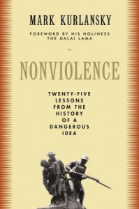 Nonviolence: Twenty-five Lessons from the History of a Dangerous Idea - Mark Kurlansky, Dalai Lama XIV