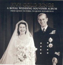 Five Gold Rings: A Royal Wedding Souvenir Album from Queen Victoria to Queen Elizabeth II - Jane Roberts, Sabrina Mackenzie