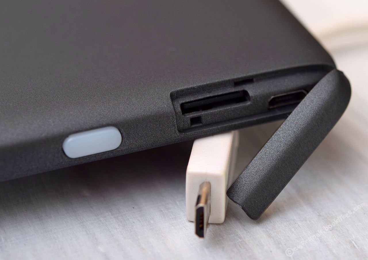 PocketBook InkPad 2 - gniazda microSD i microUSB